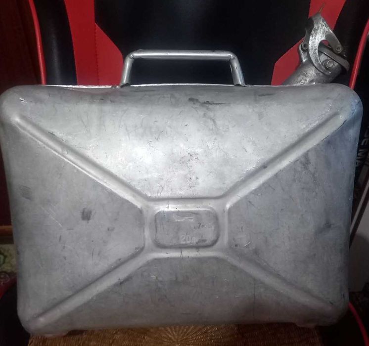 Продам  металлическую канистру 20 литровую