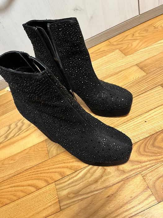 Нови обувки в черен цвят с кристали.