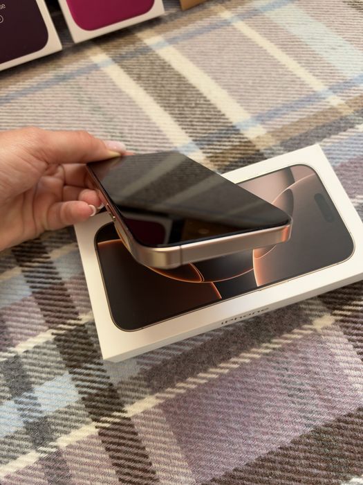 iPhone 16 Pro 256 GB Desert Titanium като нов + оригинални калъфи подарък