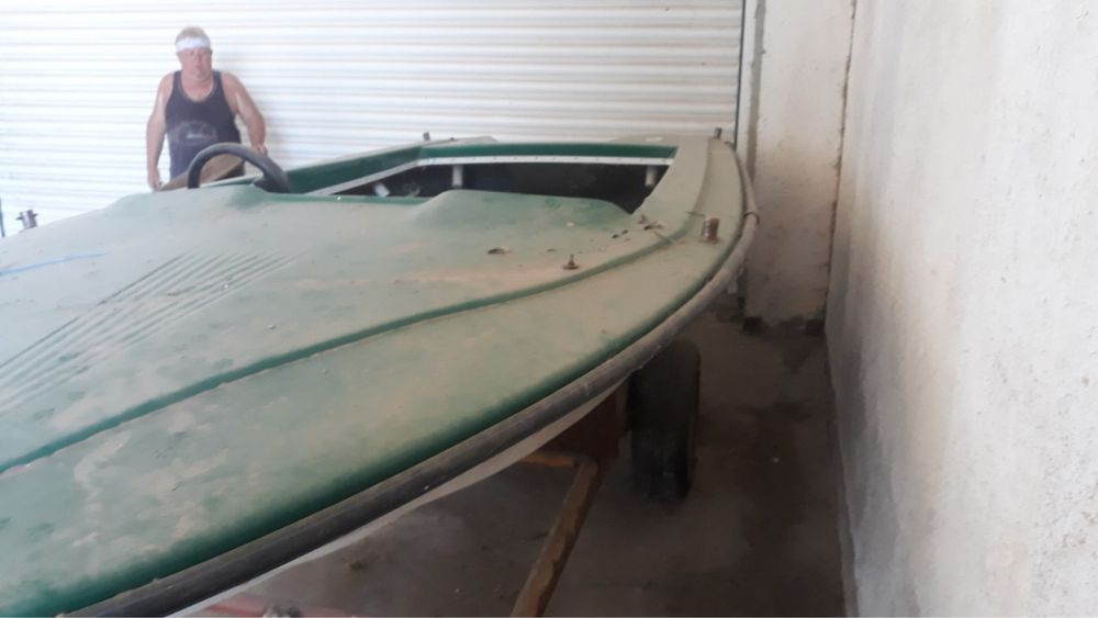 Продавм лодка произход англия