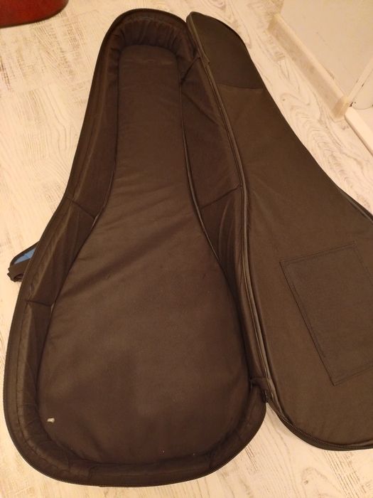 Chitară aproape nouă