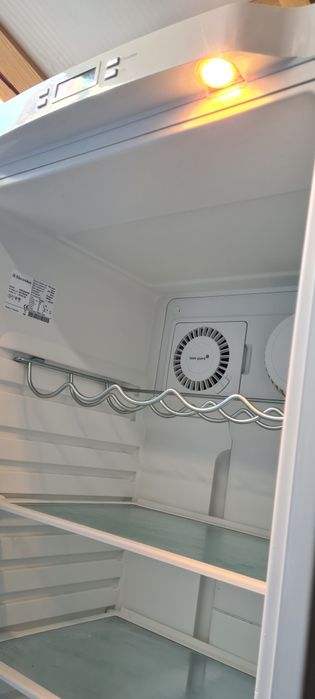 Хладилник с вентилатор Electrolux ERE38400W  180см А+