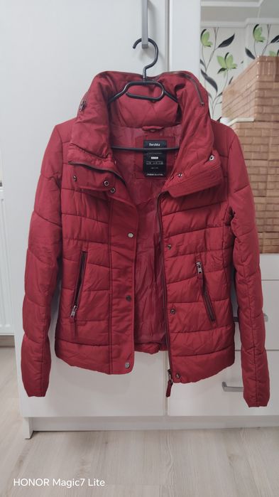 Geaca matlasată grena mărimea XS Bershka