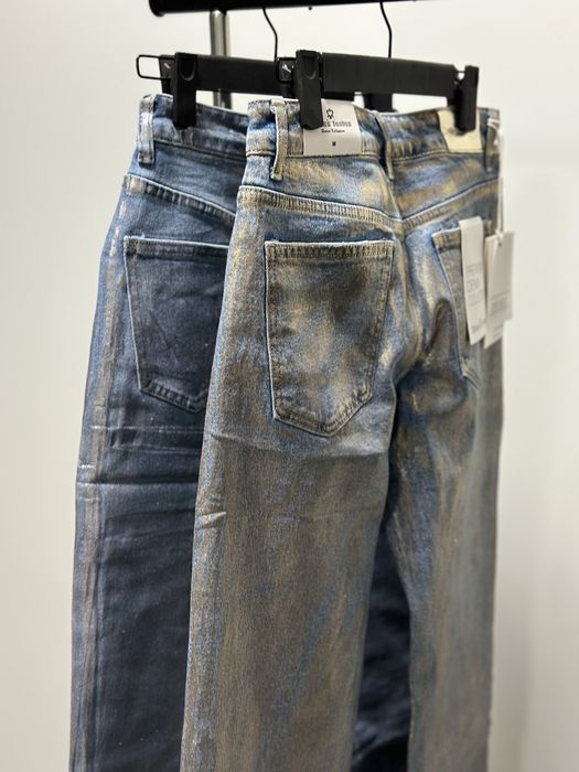 Джинсы с напылением, со стразами