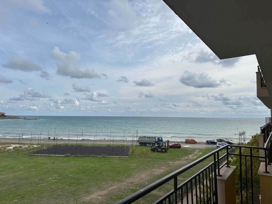 Просторен двустаен апартамент с гледка море, Първа линия