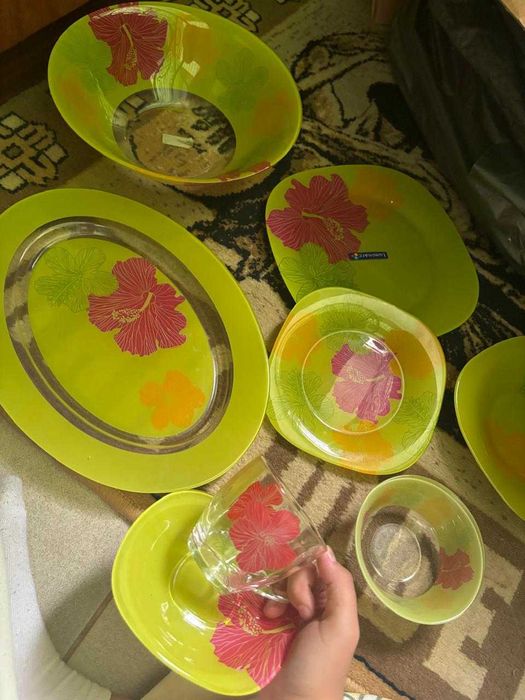 Набор посуды  тарелки, кружки