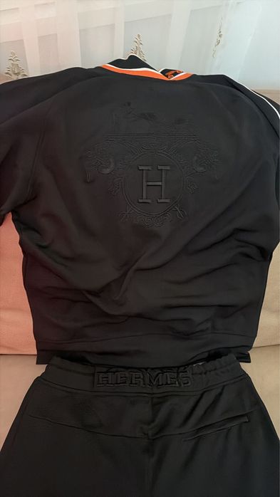 Чисто нови маркови дрехи.