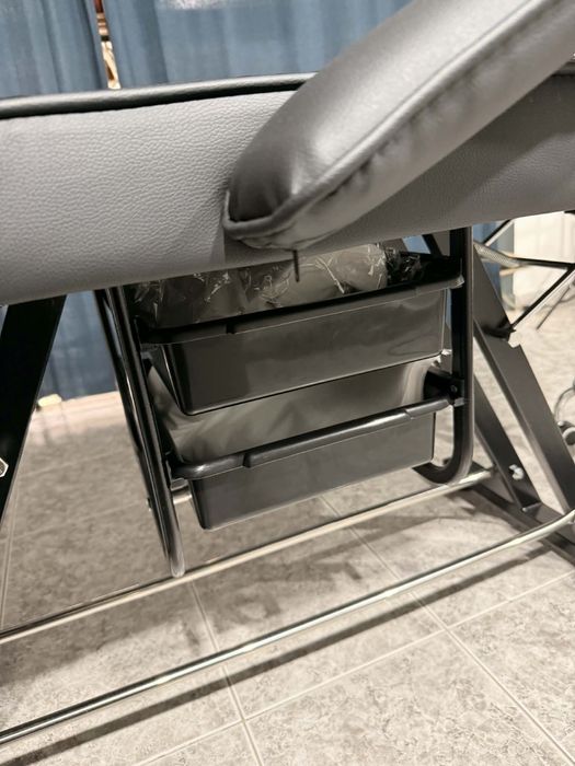 Професионален стол за козметици и татуисти (нов в гаранция)