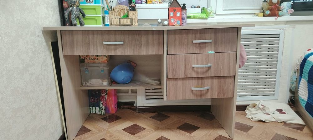 Письменный стол.