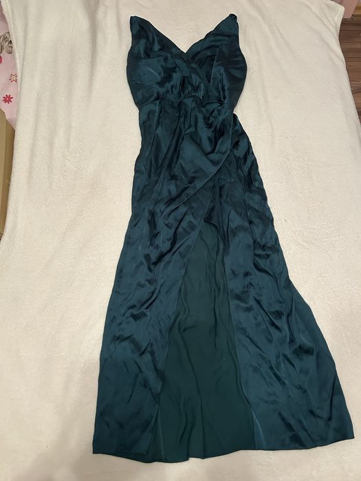 Сатенена зелена рокля