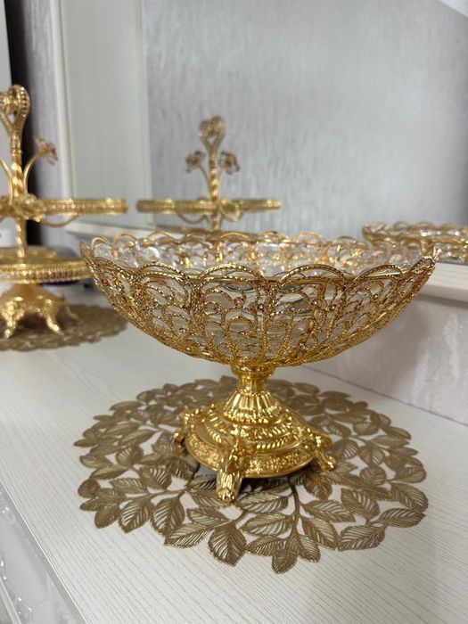 Очень шикарная и практичная фруктовница из золотого покрытия.