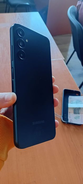 Vănd samsung a05s cu mici zgârieturi cu tot cu husa cutia originală si cablu