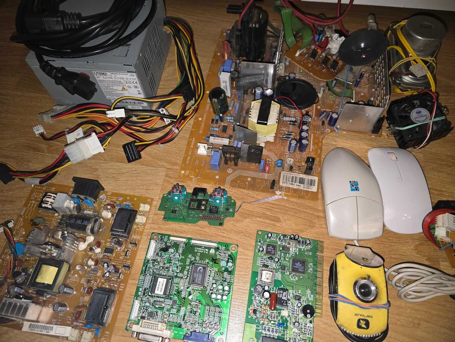 Piese calculator, televizor cu tub, monitor și diverse accesorii