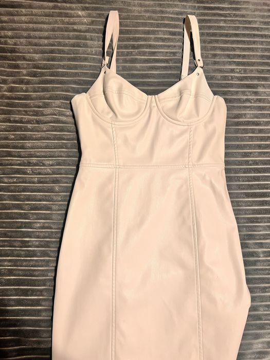 Страхотна бяла кожена рокля