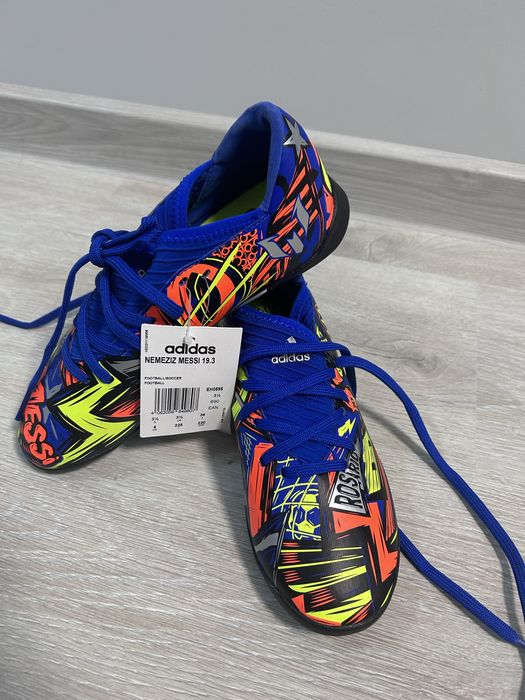 Нови детски футболни маратонки