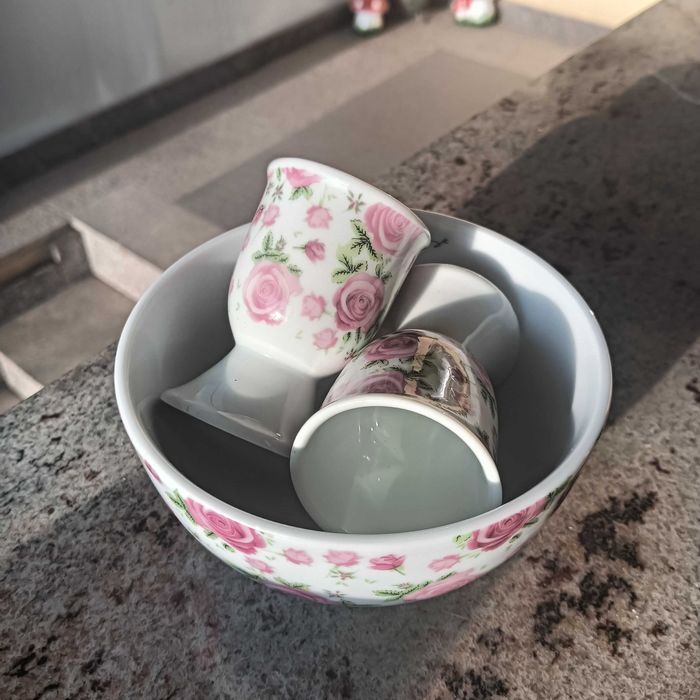 Castronas din portelan si 2 suporti pt oua pentru mic dejun