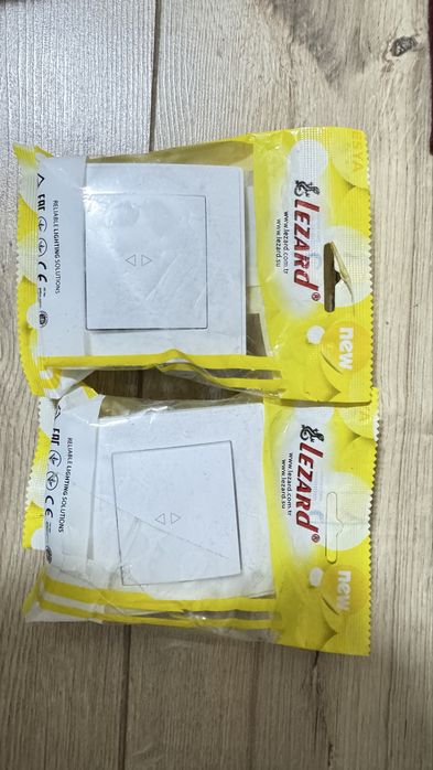 Выключатель проходной белый белой вставкой