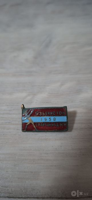 Продам тяжолые значки с эмалю