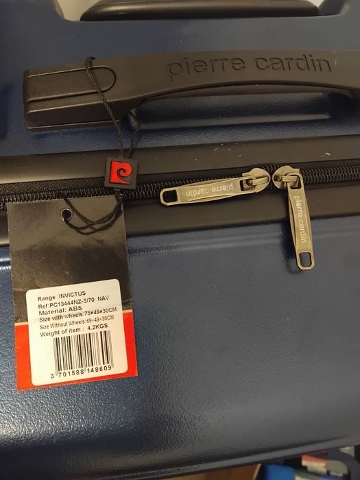 Тъмно син куфар голям