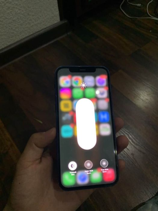 Iphone 12 64 gb holati yaxshi ekran radnoy batareka ham radnoy