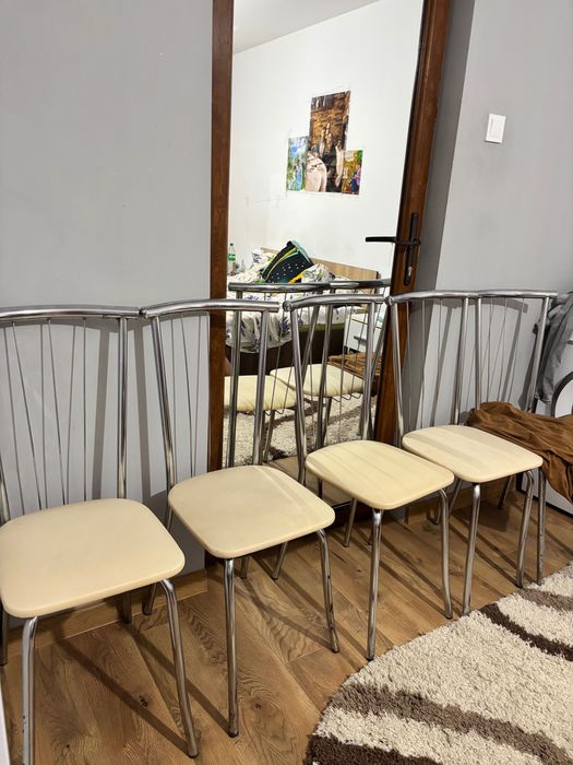 Vând 5 scaune in stare bună cu mici defecte