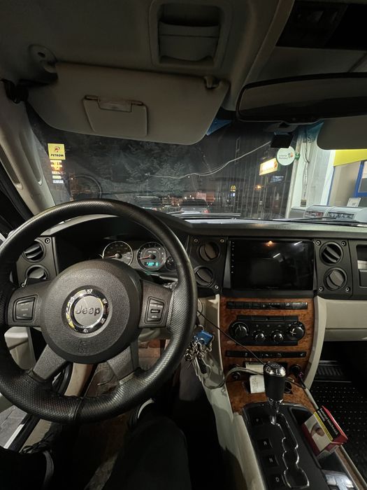 Vând Jeep Commander 3.0 D V6 218 hp
