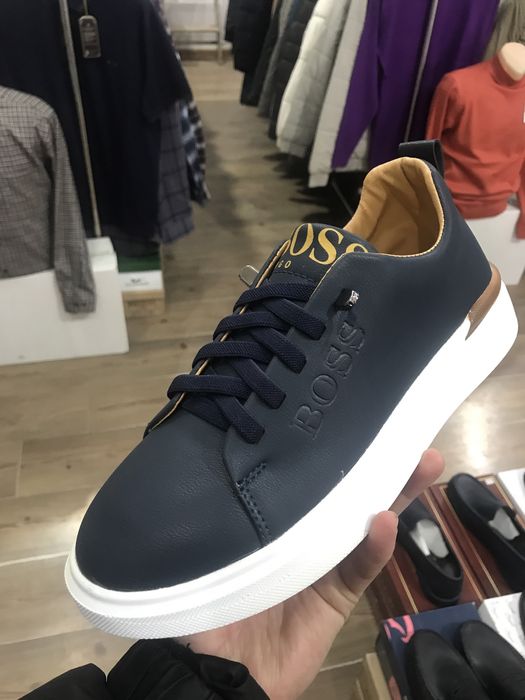 Обувь спортивние