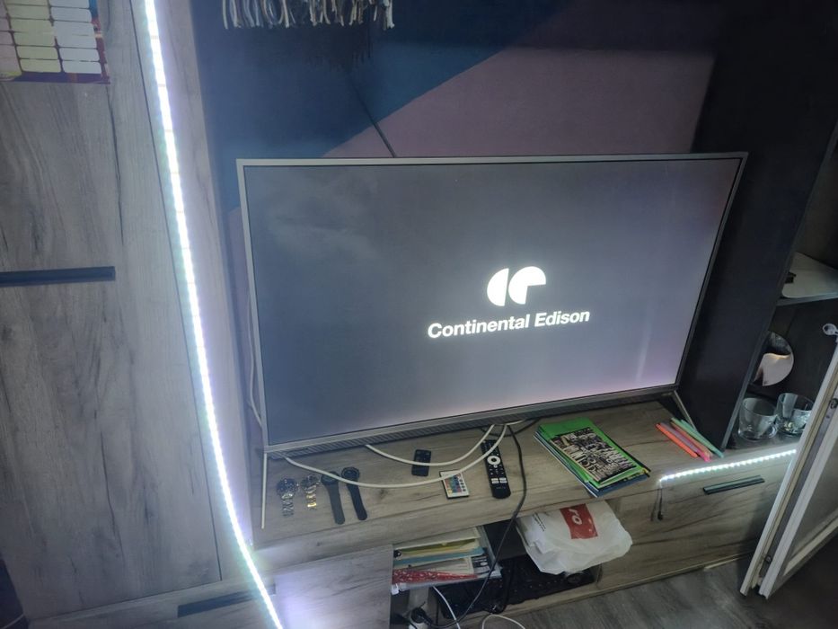 Continental Edison Smart LED cu diagonala de 49 de inchi (124,5 cm), rezoluție UHD 4K și sistem de sunet JBL integrat