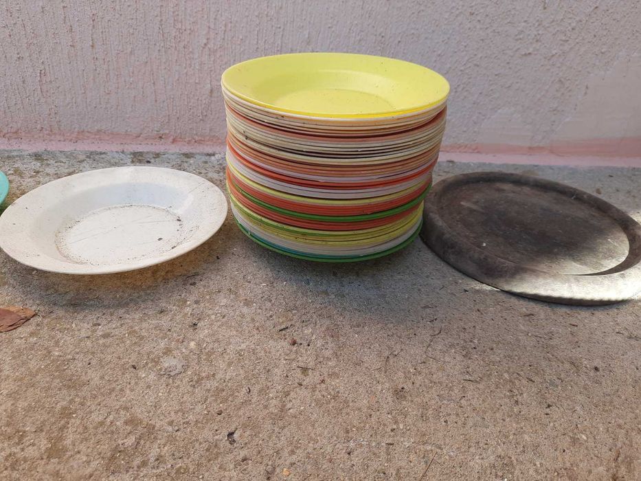 Пластмасови чинии, нечупливи, от едно време, от ДПП И. Ненов-Враца