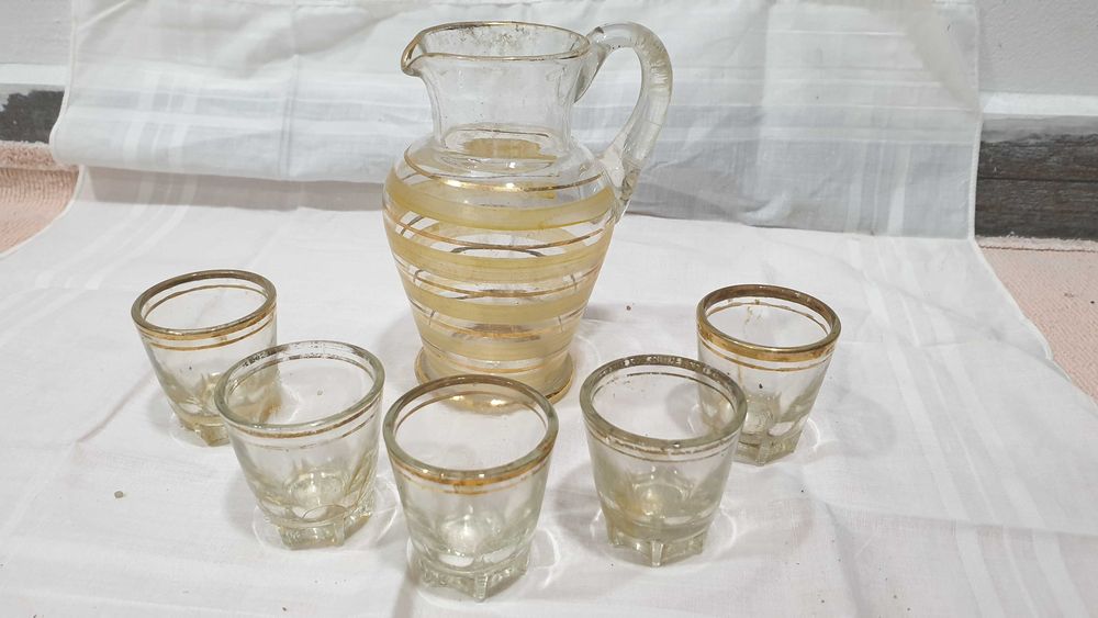 Каничка с пет малки чашки за ракия