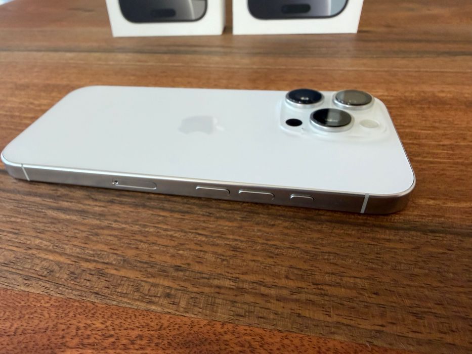 Apple iPhone 16 Pro 256GB White / Natural Titanium – кутии, документи, подарък кейсове
