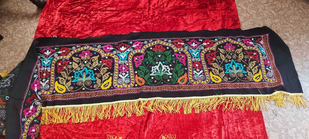 Ташкентский палак (вышивка сюзане), портера из красной духобы СССР