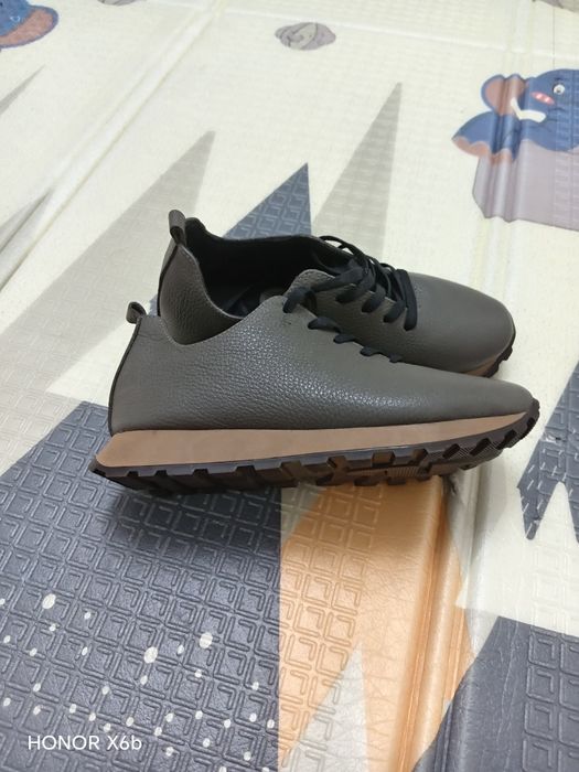 Продаются   кожаный кроссовка