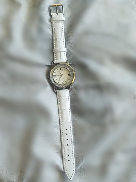 Продавам дамски часовник