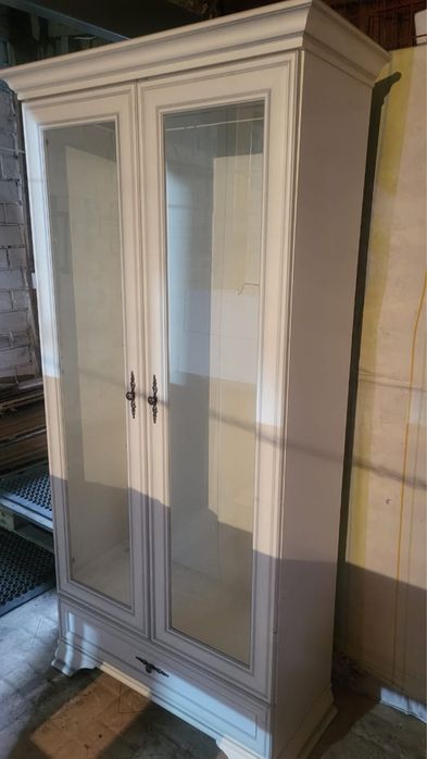 Продам стеклянный шкаф