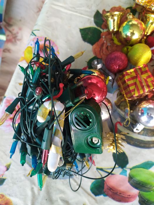 Продам пластмассовые новогодние игрушки.