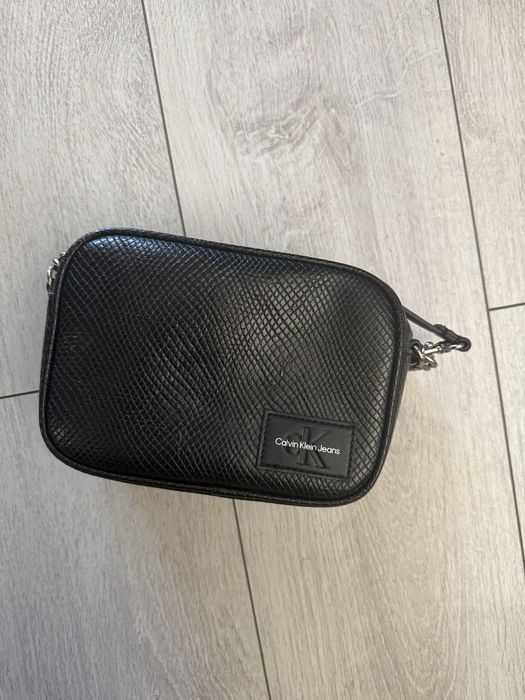 Малка черна кожена чанта Calvin Klein