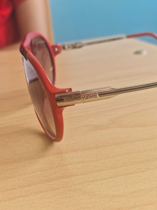 Продават се очила Carrera