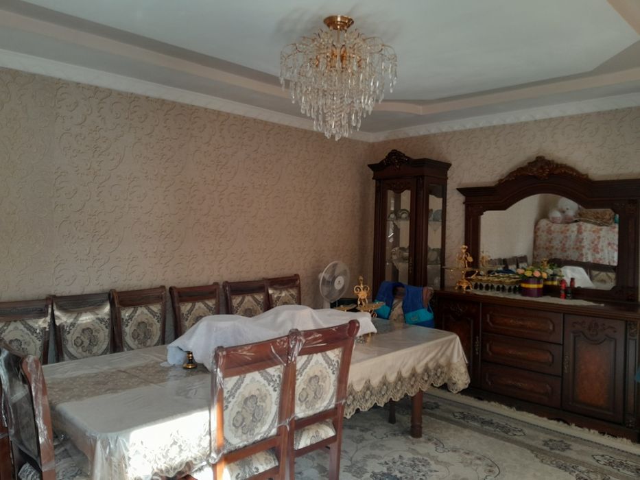 Hovli joyli uy sotiladi