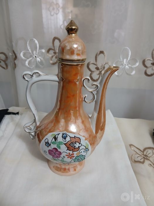 СССР даври фарфор от хайкалчаси ва декоратев чойник.