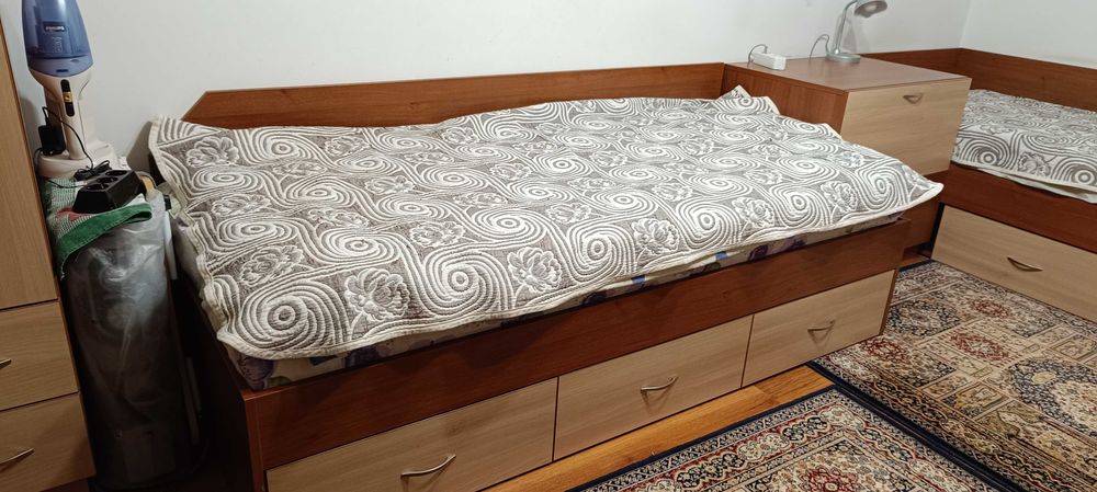легло с матрак и чекмеджета