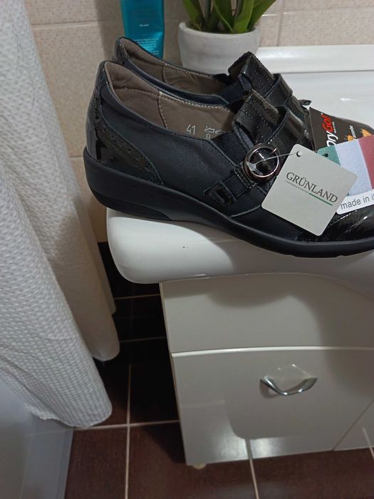 Vând pantofi noi din Italia