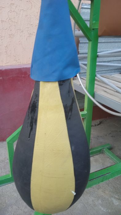 Груша и боксерские рукавицы