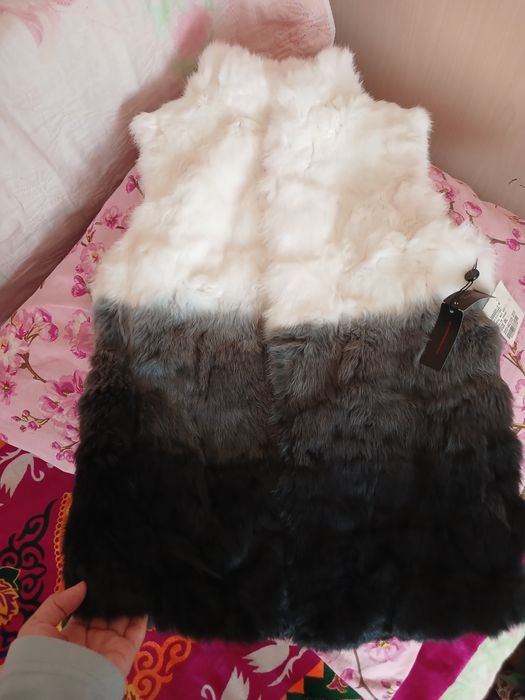 Меховая жилетка не ношенная