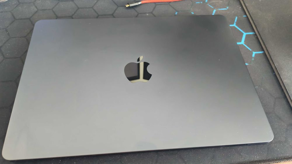 Vând MacBook Air 13-inch, generația 2024 cu Apple M3