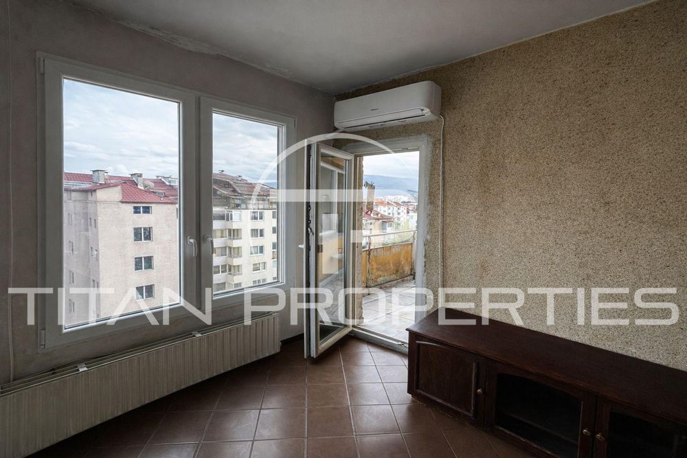 Тристаен за продажба в Център