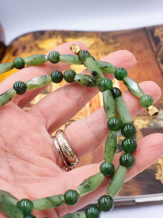 Винтидж нефритена огърлица , перфектно състояние