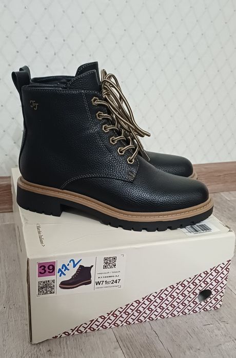 Продам ботинки женские осенние