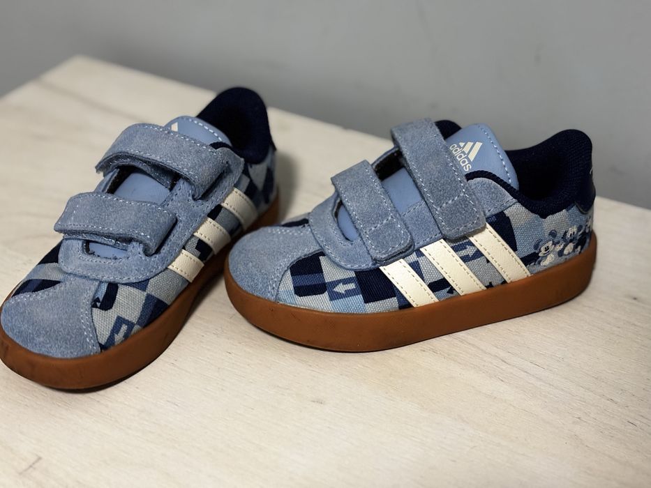 Детски спортно елегантни обувки адидас