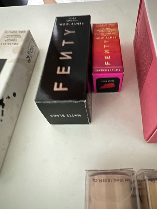 Козметика грим и грижа Fenty и Rare Beauty, Tarte, Guerlain, Glow Recipe, Estee Lauder, Huda и Erborian